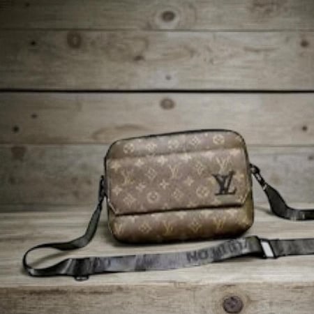 شنطة كتف من لويس فيتون