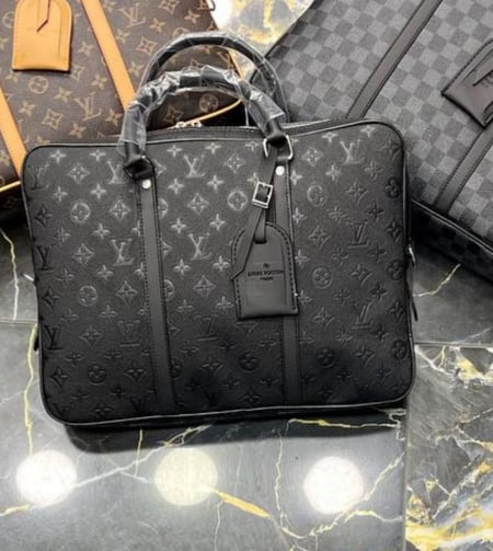 شنطة لابتوب من لويس فيتون