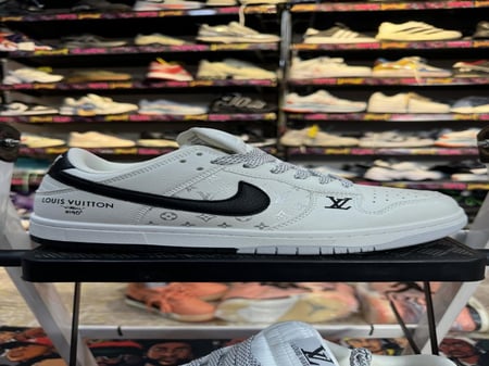 NIKE SB DUNK LV