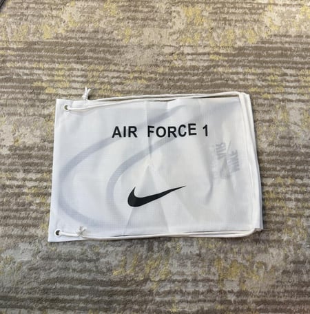 شنطة من نايك لحفظ الأحذية من الغبار والمياه