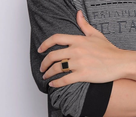 خاتم رجالي ستانليس ستيل مطلي ذهب بتصميم مميز وحجر أسود لون ذهبي