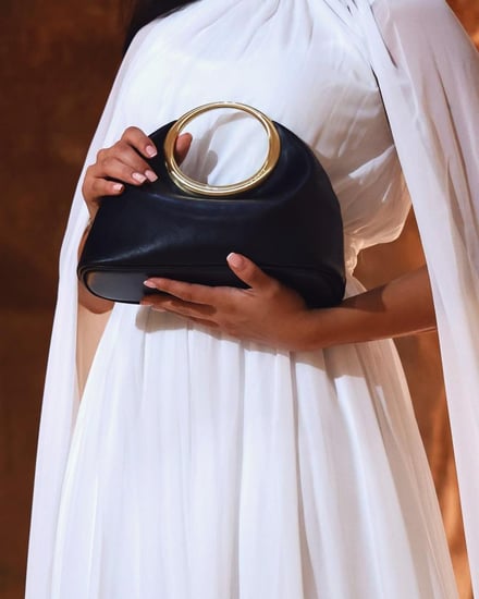 شنطة نسائية بحجم صغير وبلون أسود