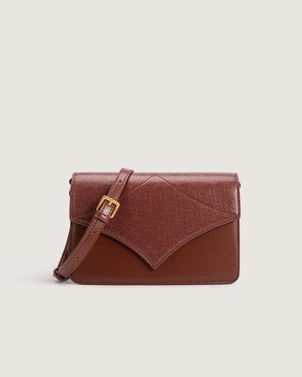 شنطة بحجمها المتوسط وباللون البني.