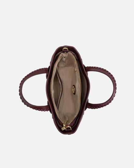 شنطة نسائية بتصميم واسع بلون عودي