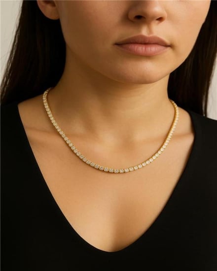 سلسلة نسائية بتصميم تنس باللون الذهبي