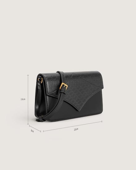 شنطة بحجمها المتوسط وباللون الأسود.