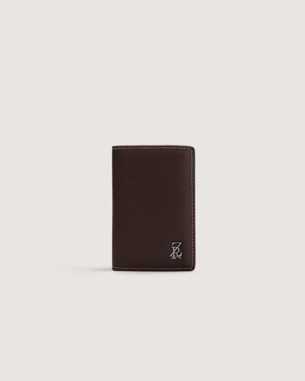 محفظة واسوارة من الجلد باللون البني