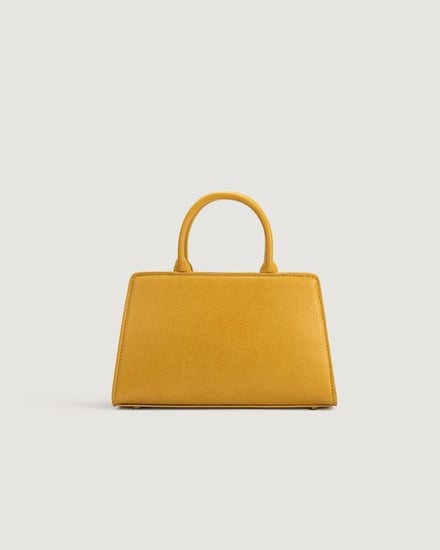 شنطة مميزة بمقاس متوسط بلون أصفر.