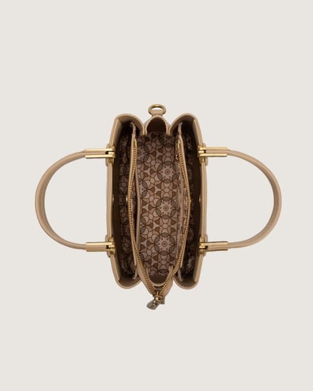 شنطة نسائية من الجلد باللون البني