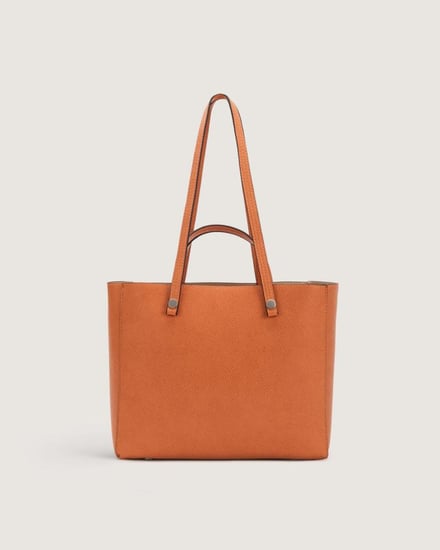 شنطة نسائية بمقاس كبير بلون أورنج.