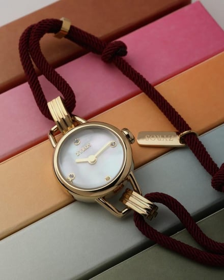 بوكس ساعة قصة النسائية بلون ذهبي