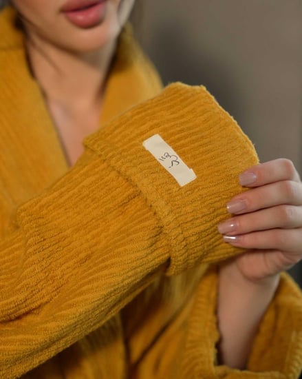 روب استحمام دافىء باللون الأصفر