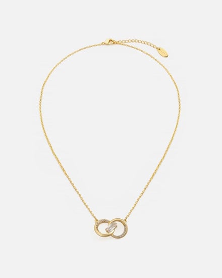 طقم نسائي يحكي أناقتة باللون الذهبي