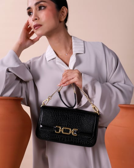 شنطة عملية من الجلد الفاخر بلون أسود