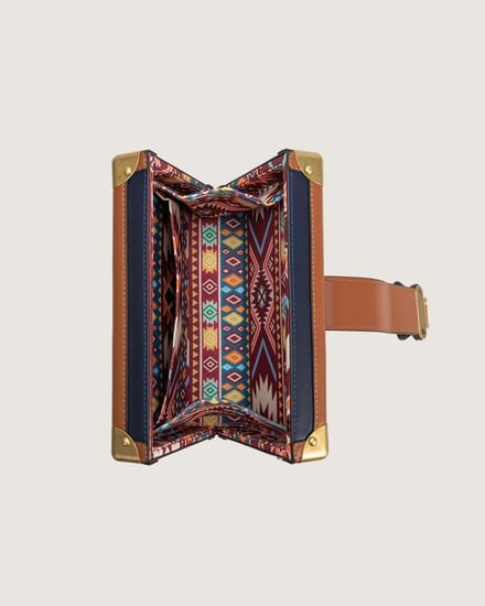 شنطة جوهرة النسائية بلون أزرق وبني.