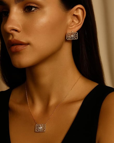 طقم نسائي بتصميم جذاب بلون ذهبي