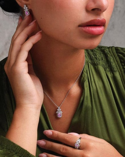 طقم اكسسوار نسائي ناعم بلون فضي ووردي