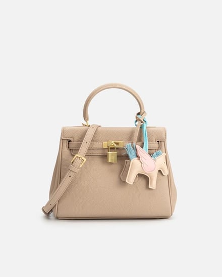 شنطة نسائية تعبر عن الأناقة العصرية بلون بيج