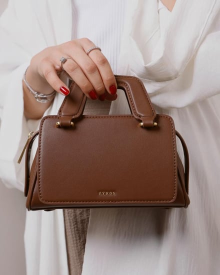 شنطة نسائية عملية باللون البني