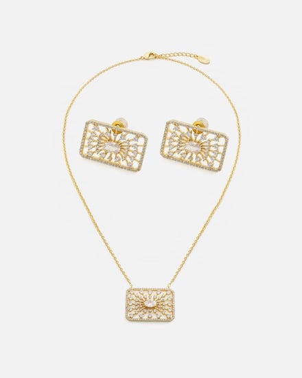 طقم نسائي بتصميم جذاب بلون ذهبي