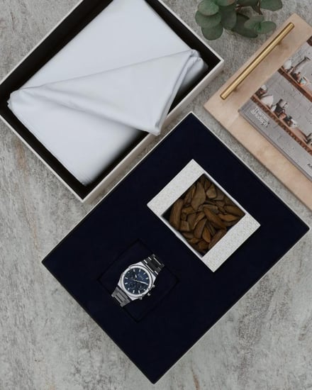 هدية رجالية تحتوي كسر عود وساعة وقماش