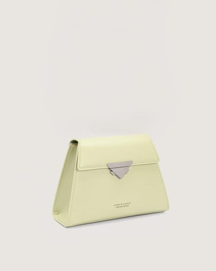 ‎ شنطة نسائية بلون أخضر فاتح.