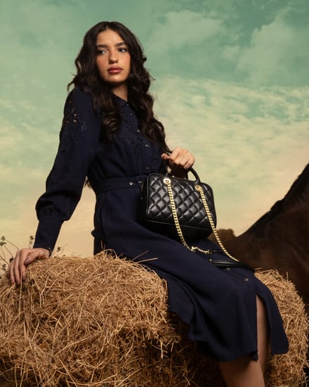 شنطة نسائية بتصميم مميز بلون أسود