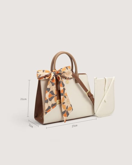 شنطة نسائية متوسطة باللون البيج.