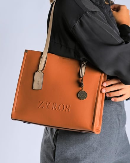 شنطة نسائية كلاسيك بلون بني