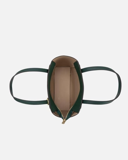 شنطة بتصميمها الأنيق بلون أخضر