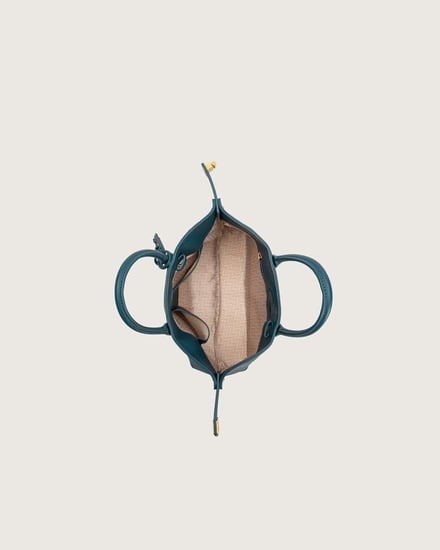 شنطة نسائية بحجم واسع باللون الأزرق