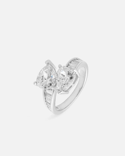 خاتم نسائي بلون فضي يتزين بأحجار الزركون