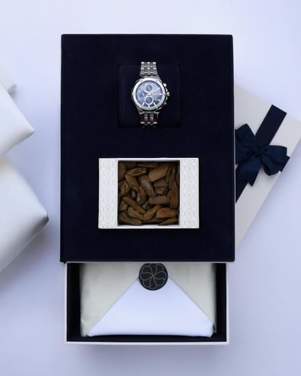 هدية رجالية تحتوي كسر عود وساعة وقماش