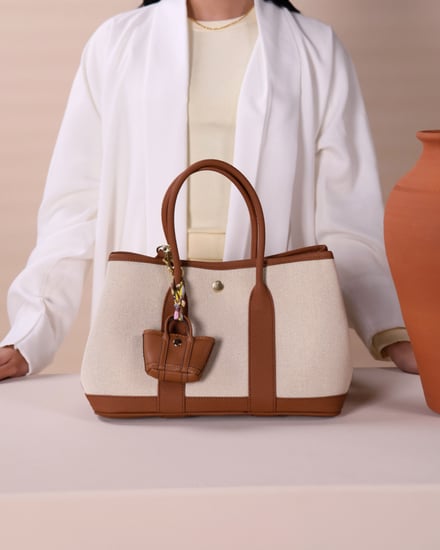 ‎ شنطة نسائية من القماش والجلد بلون بني وبيج