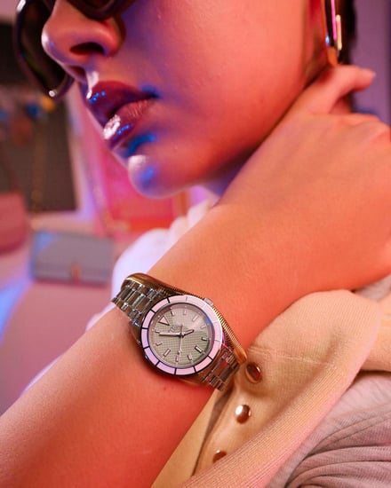 ساعة ذكرى نسائية لطلة مختلفة بسير أخضر شفاف