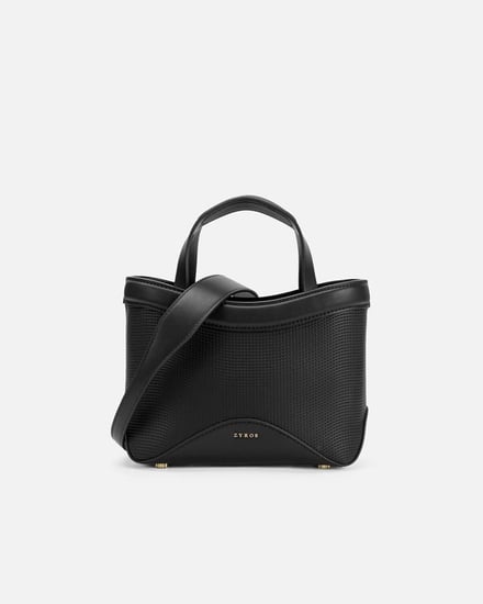 شنطة تعبر عن الأناقة ببساطة بلون أسود