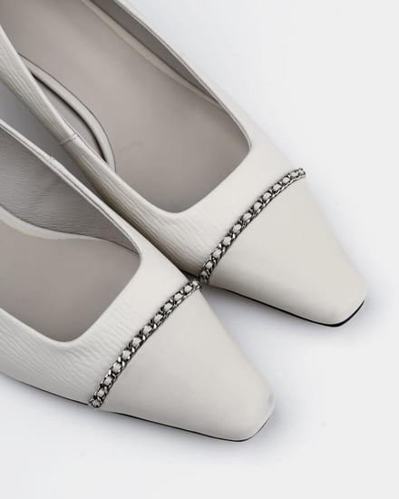 حذاء نسائي أنيق من الجلد بلون بيج