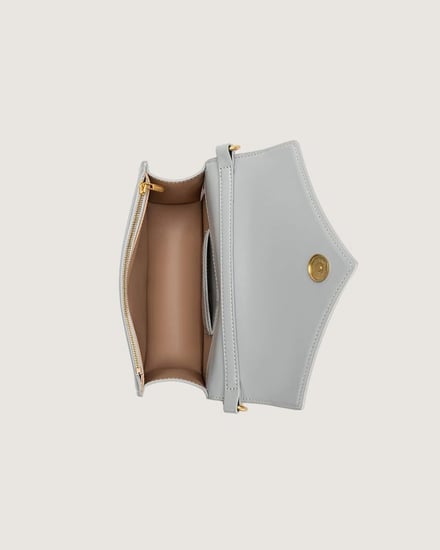 شنطة بحجمها المتوسط و بلون أزرق.