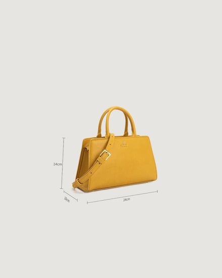 شنطة مميزة بمقاس متوسط بلون أصفر.