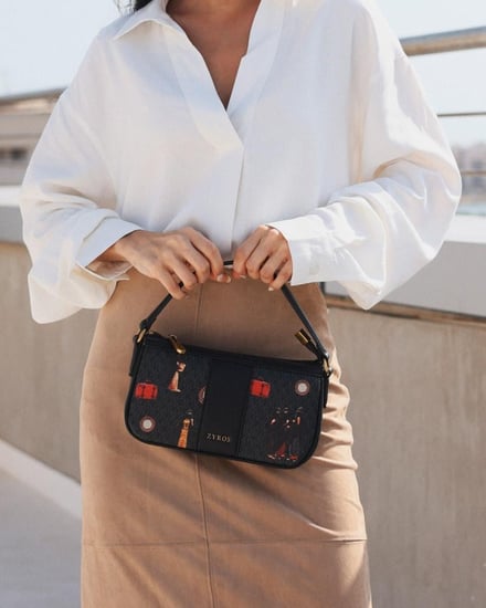 ‎ شنطة نسائية بتصميم عملي بلون أسود