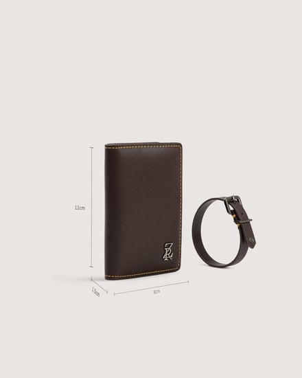 محفظة واسوارة من الجلد باللون البني