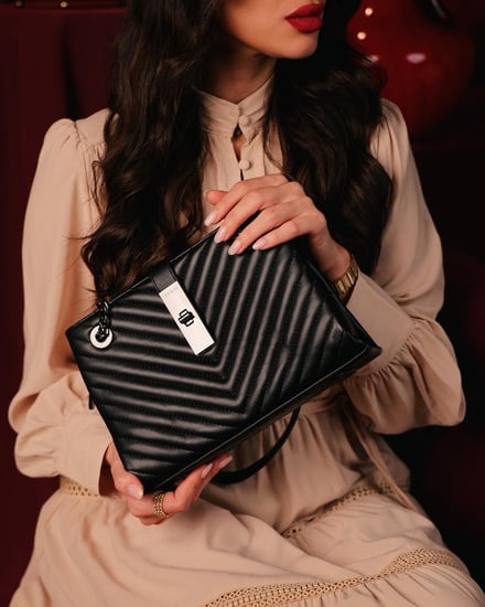 ‎ شنطة بلون أسود بحجم كبير لكل الأوقات