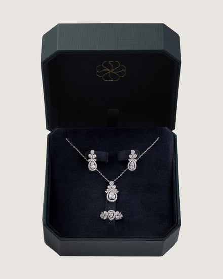 طقم اكسسوار نسائي بتصميم ناعم بلون فضي