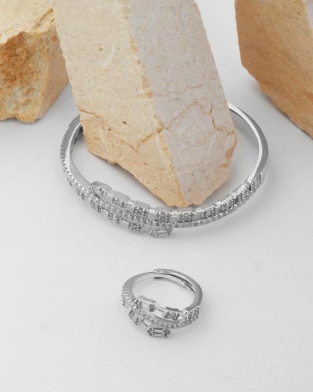 طقم اكسسوار نسائي أنيق بلون فضي