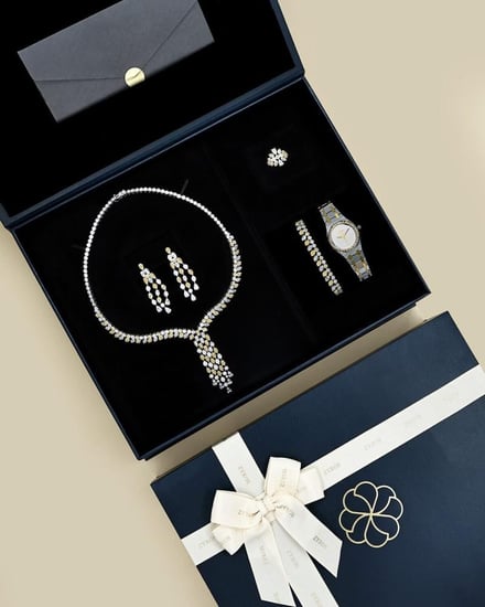 طقم نسائي زركون مع ساعة بلون فضي وذهبي