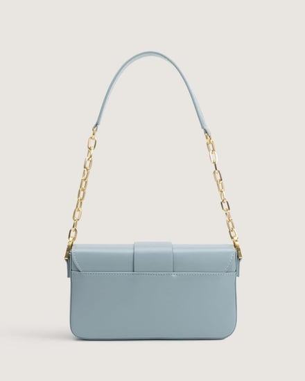 شنطة نسائية بمقاس متوسط باللون الأزرق الفاتح.