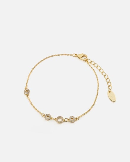 طقم نسائي يحكي أناقتة باللون الذهبي