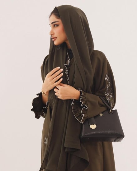 شنطة نسائية متوسطة الحجم بلون أسود