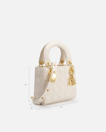 شنطة نسائية عنوان الأناقة بلون أبيض