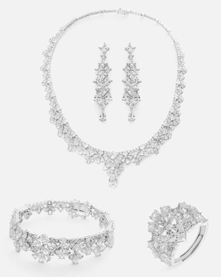 بوكس يحتوي على طقم اكسسوار وساعة باللون الفضي اللامع